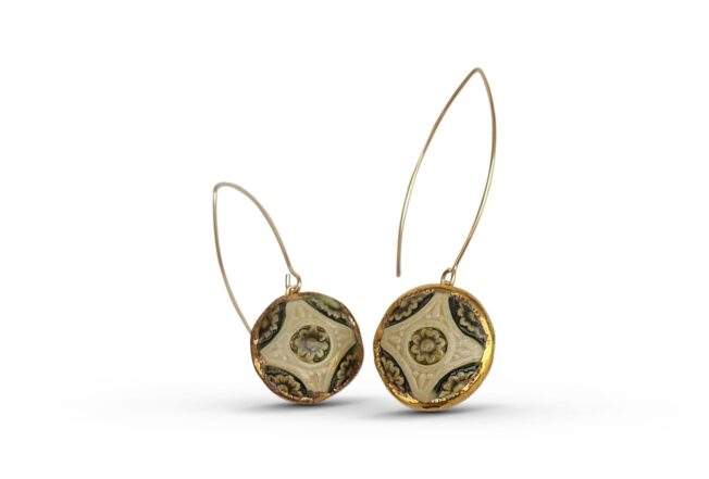 עגילים תלויים ייחודיים מסותתים מחיימר עם שכבת גלזורה ועיטורי זהב 14 קארט על גבי תושבת העשויה גולדפילד עשויים בעבודת יד עם הרבה אהבה.