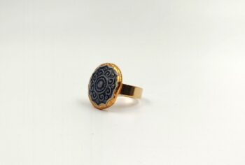 טבעת יחודית עבודת יד מסותתים מחימר עם שכבת גלזורה ועיטורי זהב
