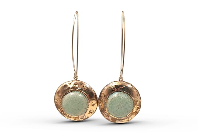 עגילים יחודיים עבודת יד מסותתים מחימר עם שכבת גלזורה ועיטורי זהב 24 קארט על גבי מתלה העשוי גולדפילד.