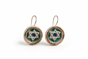 העגילים עשויים מקרמיקה ומחוברים למתלה גולדפילד. כל זוג זוכה ליחס אישי בתהליך ארוך של עבודת יד. העגילים קלים, חזקים ויוקרתיים עם נגיעות זהב 24 קארט,