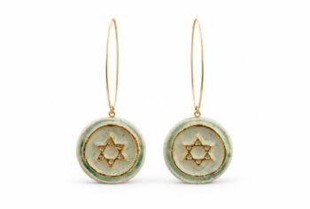העגילים עשויים מקרמיקה ומחוברים למתלה גולדפילד. כל זוג זוכה ליחס אישי בתהליך ארוך של עבודת יד. העגילים קלים, חזקים ויוקרתיים עם נגיעות זהב 24 קארט, והכי חשוב בעיני ברכה, מחשבה טובה ואהבה בזמן העשייה.